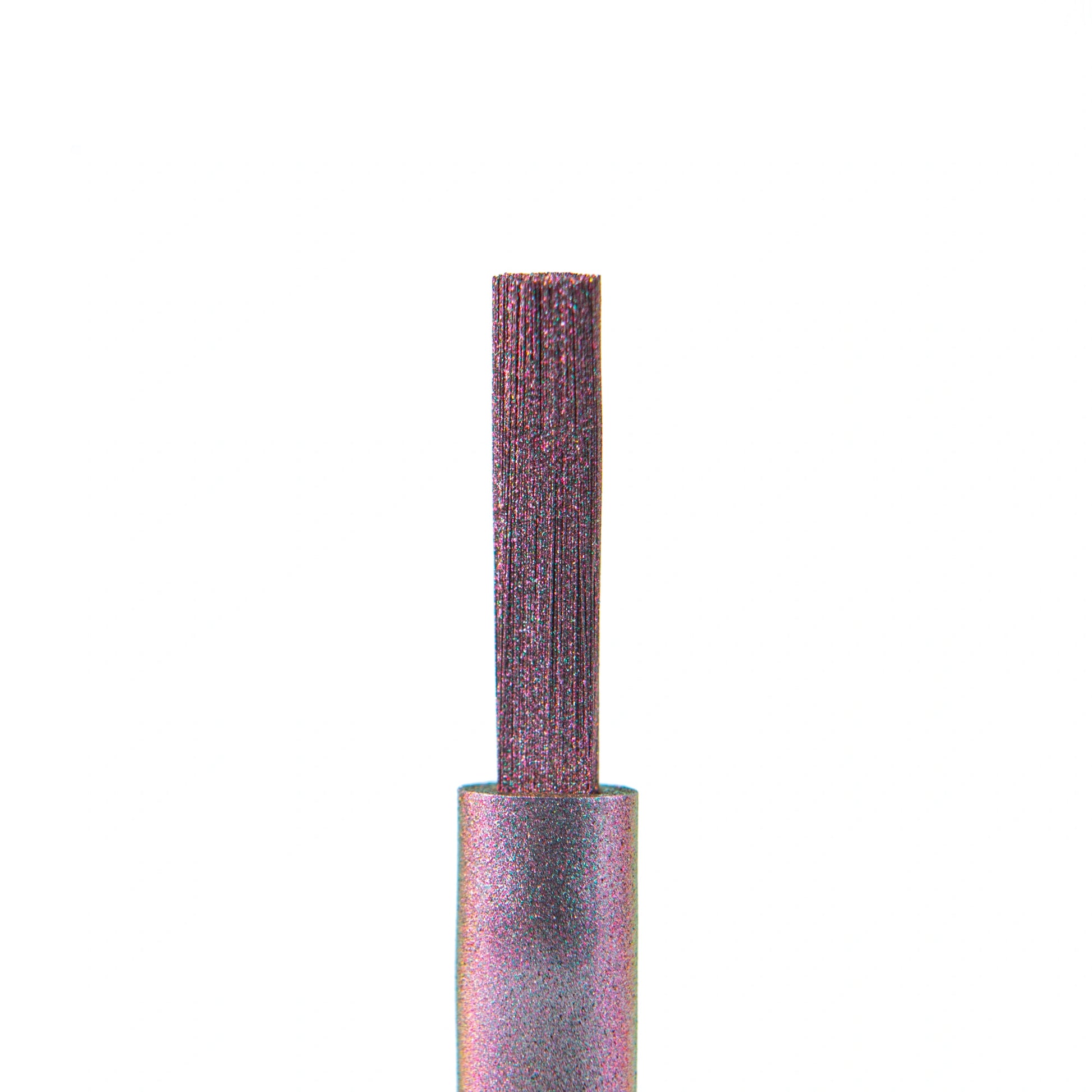 Pinceau du Mirror Liquid Powder 006 Nails Company avec chrome bordeaux prune appliqué sur l’ongle.