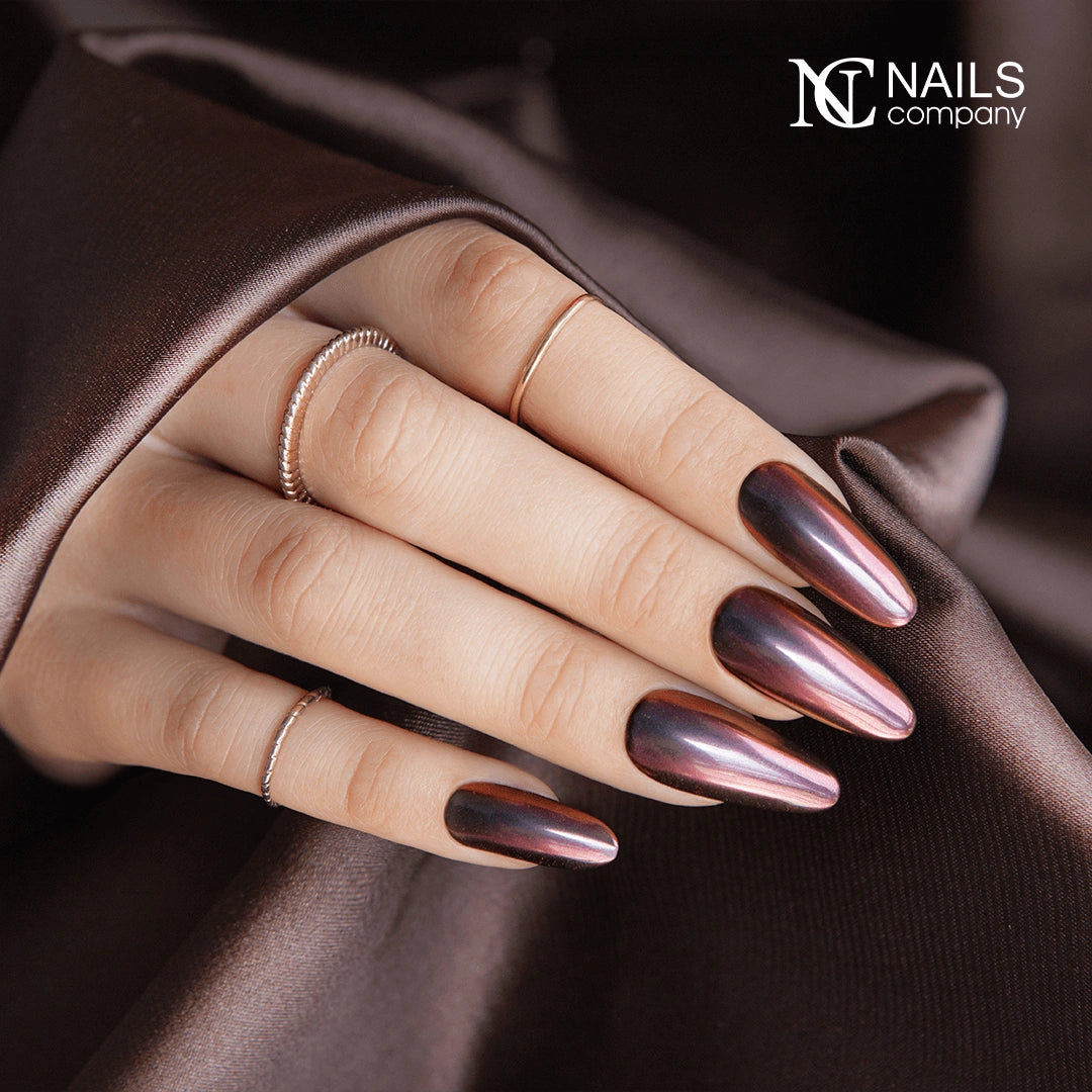 Manucure réalisée avec Mirror Liquid Powder 006 Nails Company effet chrome bordeaux et prune.