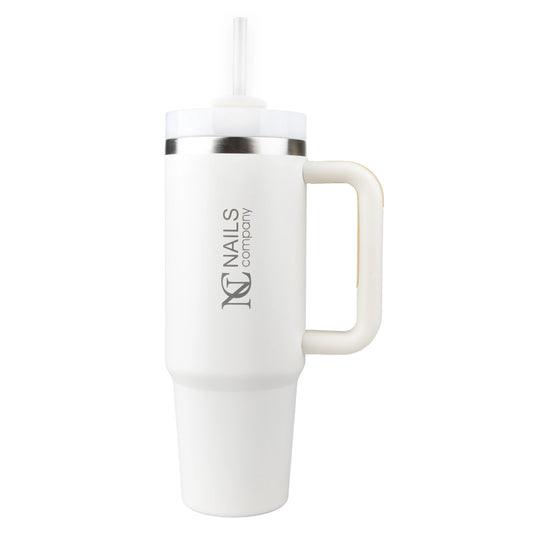 Mug Isotherme NC Girl Nails Company blanc vu de face avec logo et couvercle à paille.