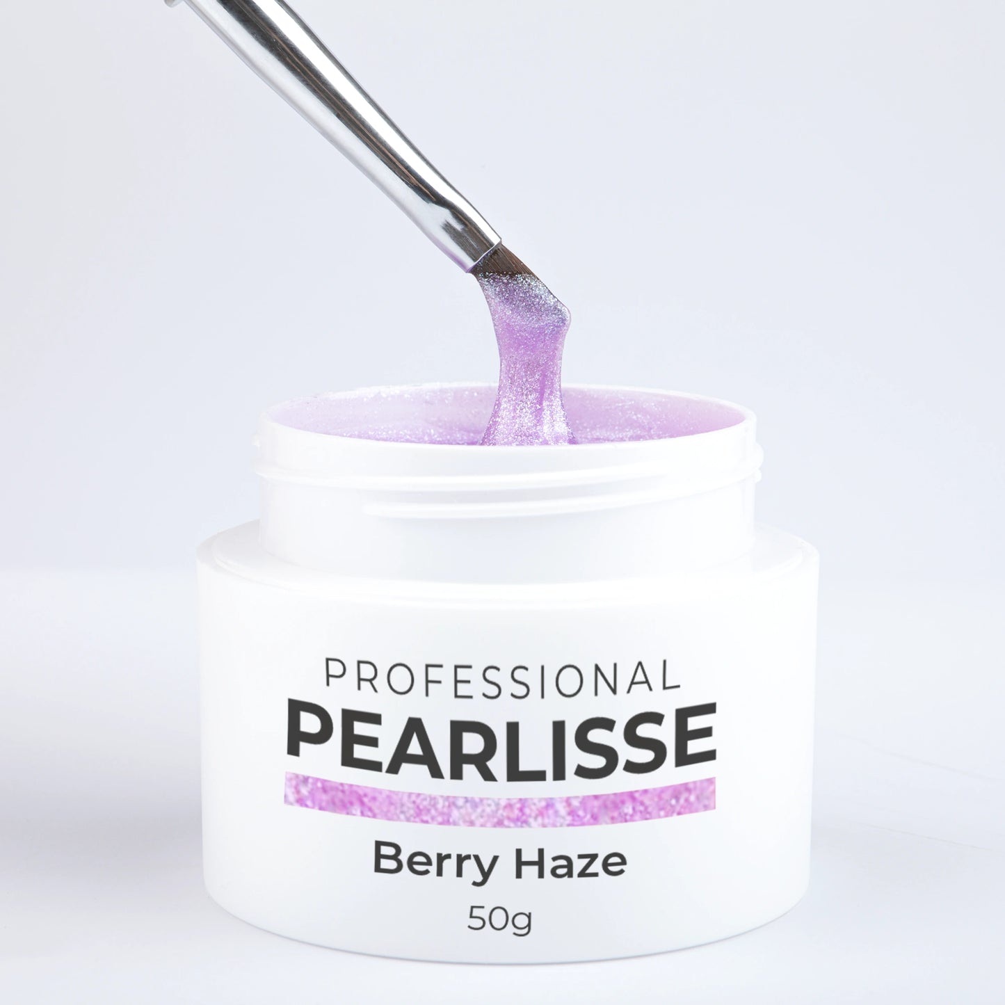 Spatule prélevant le Pearlisse Gel Berry Haze Nails Company dans le pot ouvert avec texture perlée visible.