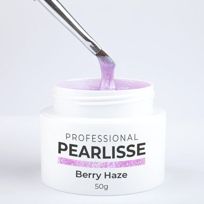 Spatule prélevant le Pearlisse Gel Berry Haze Nails Company dans le pot ouvert avec texture perlée visible.