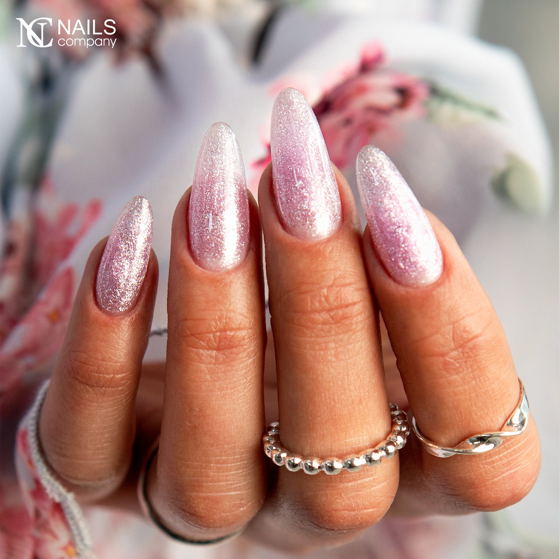 Manucure réalisée avec Pearlisse Gel Berry Haze Nails Company violet pastel perlé.