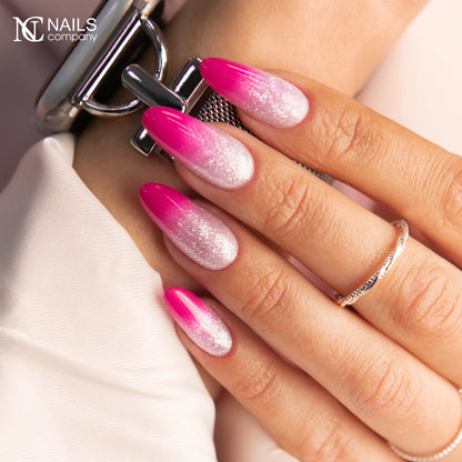 Nail art réalisé avec Pearlisse Gel Berry Haze Nails Company aux reflets perlés violets.