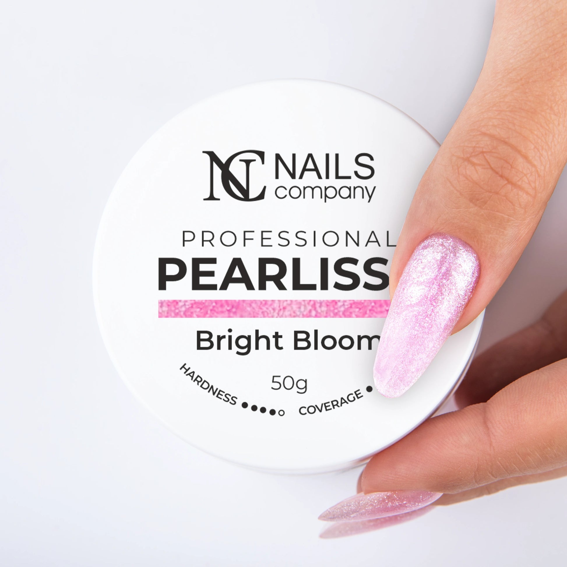 Main tenant le Pearlisse Gel Bright Bloom Nails Company avec pot fermé rose perlé.