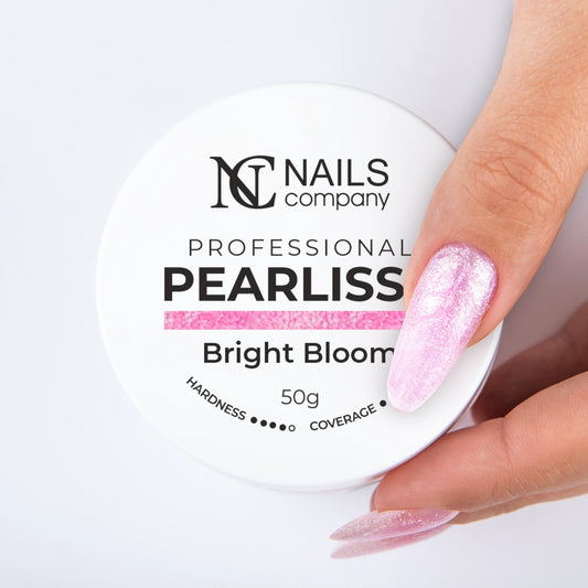 Main tenant le Pearlisse Gel Bright Bloom Nails Company avec pot fermé rose perlé.
