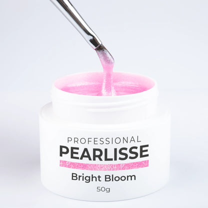 Spatule prélevant le Pearlisse Gel Bright Bloom Nails Company dans le pot ouvert avec texture perlée visible.