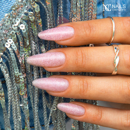 Manucure réalisée avec Pearlisse Gel Bright Bloom Nails Company rose vif perlé.