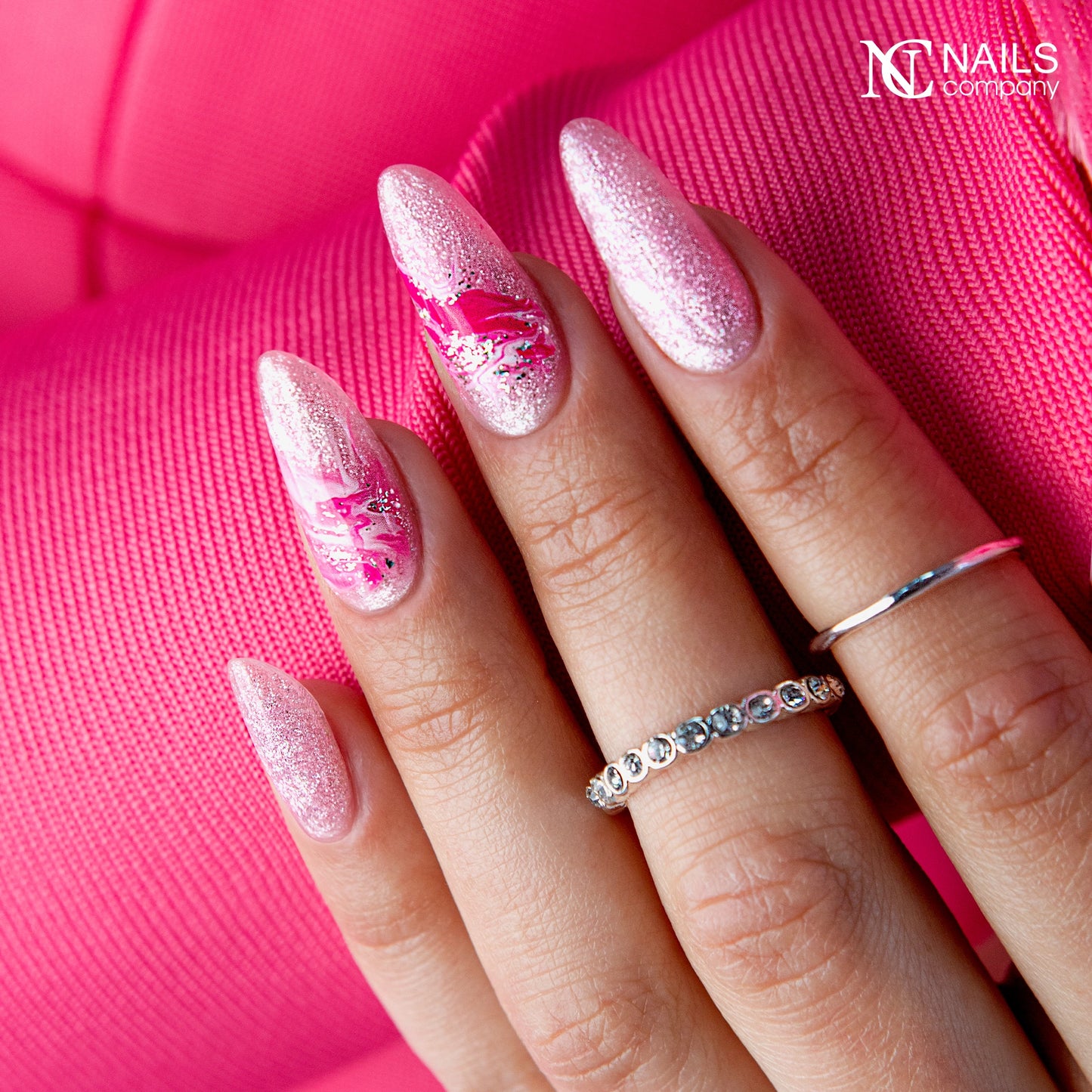 Nail art réalisé avec Pearlisse Gel Bright Bloom Nails Company aux reflets roses perlés.