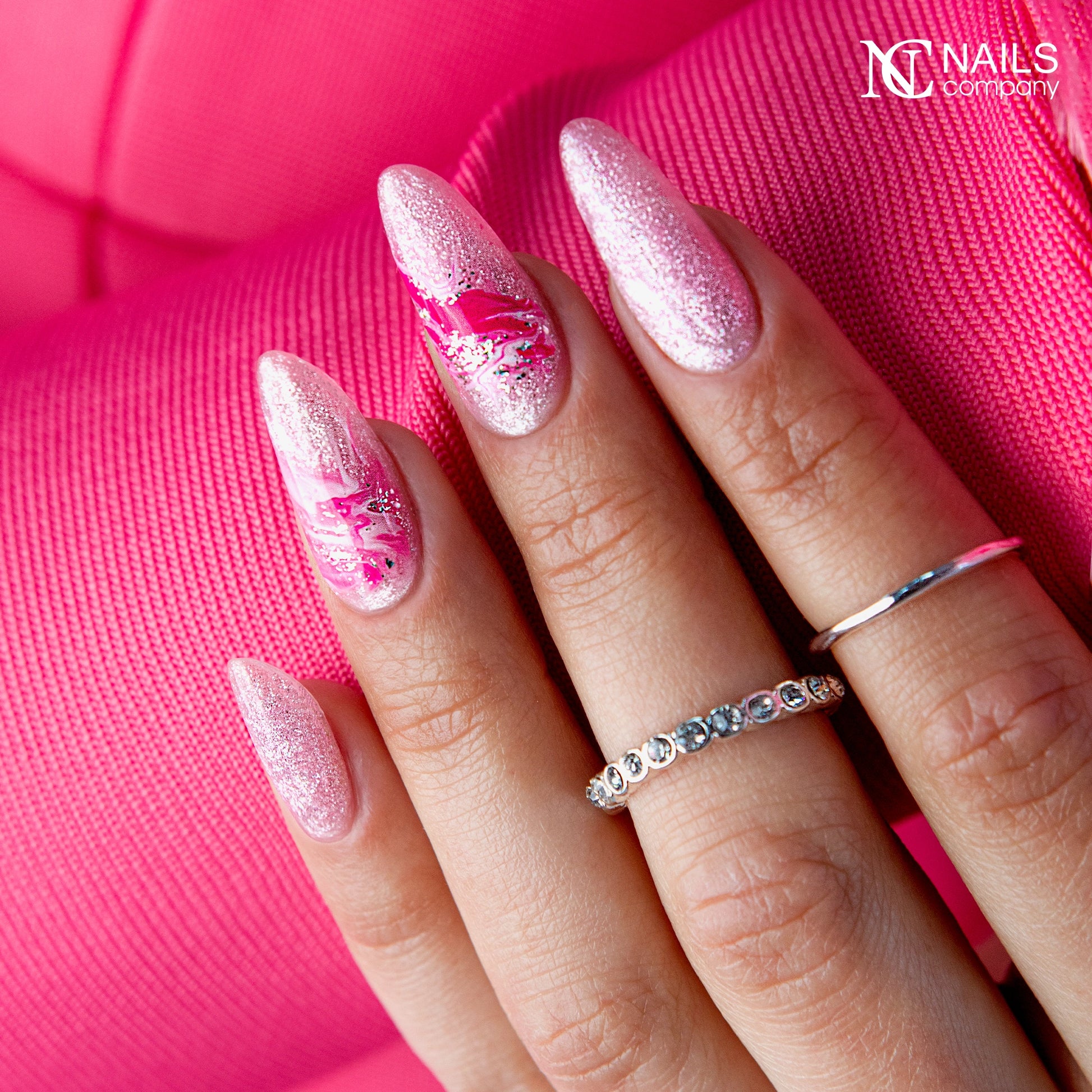 Nail art réalisé avec Pearlisse Gel Bright Bloom Nails Company aux reflets roses perlés.