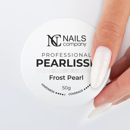 Main tenant le Pearlisse Gel Frost Pearl Nails Company avec pot fermé blanc perlé.