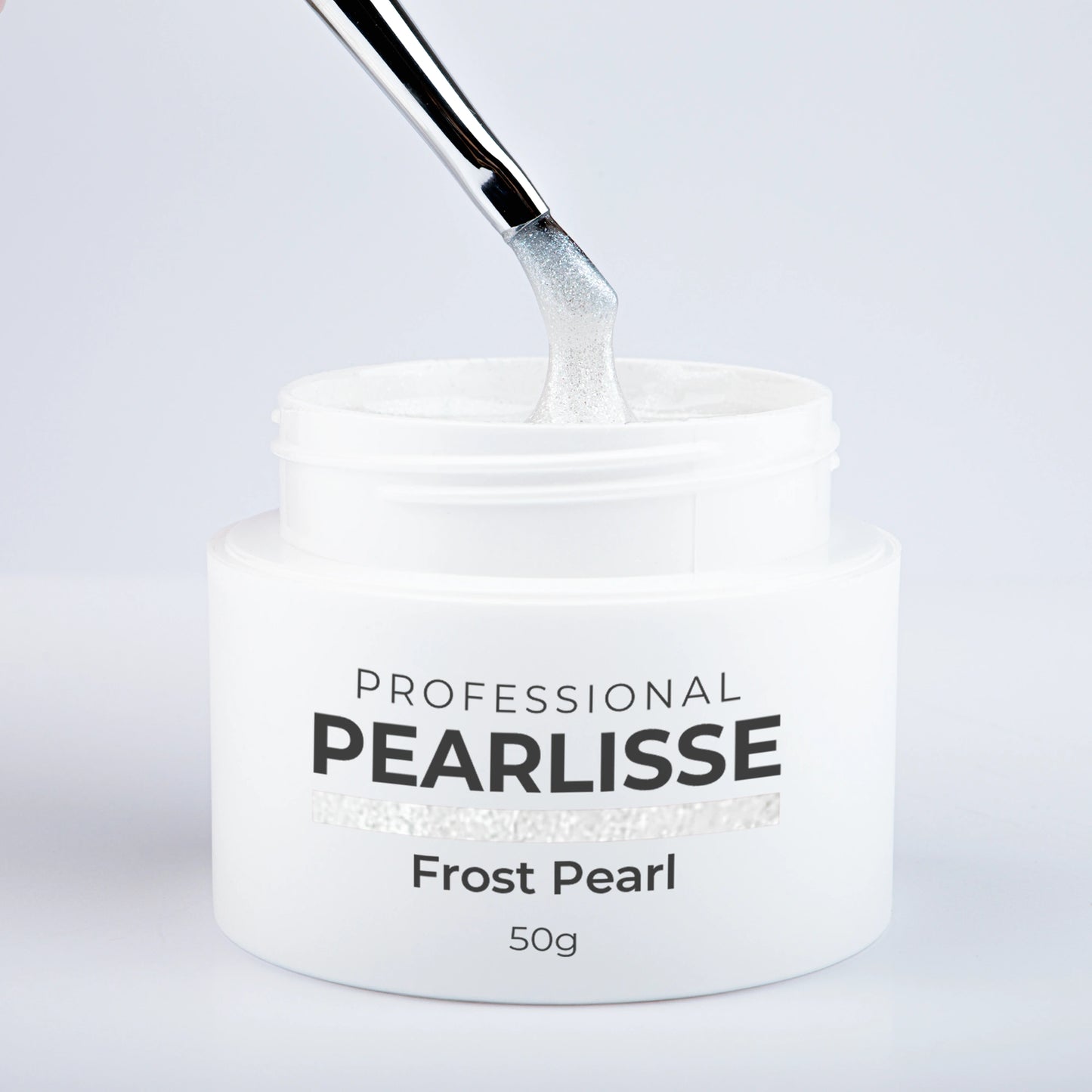 Spatule prélevant le Pearlisse Gel Frost Pearl Nails Company dans le pot ouvert avec texture perlée visible.