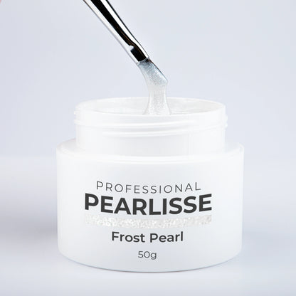 Spatule prélevant le Pearlisse Gel Frost Pearl Nails Company dans le pot ouvert avec texture perlée visible.