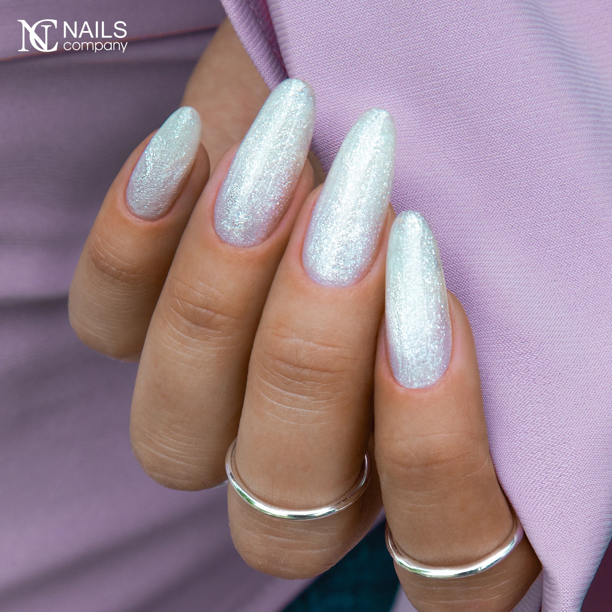 Manucure réalisée avec Pearlisse Gel Frost Pearl Nails Company blanc lacté perlé.