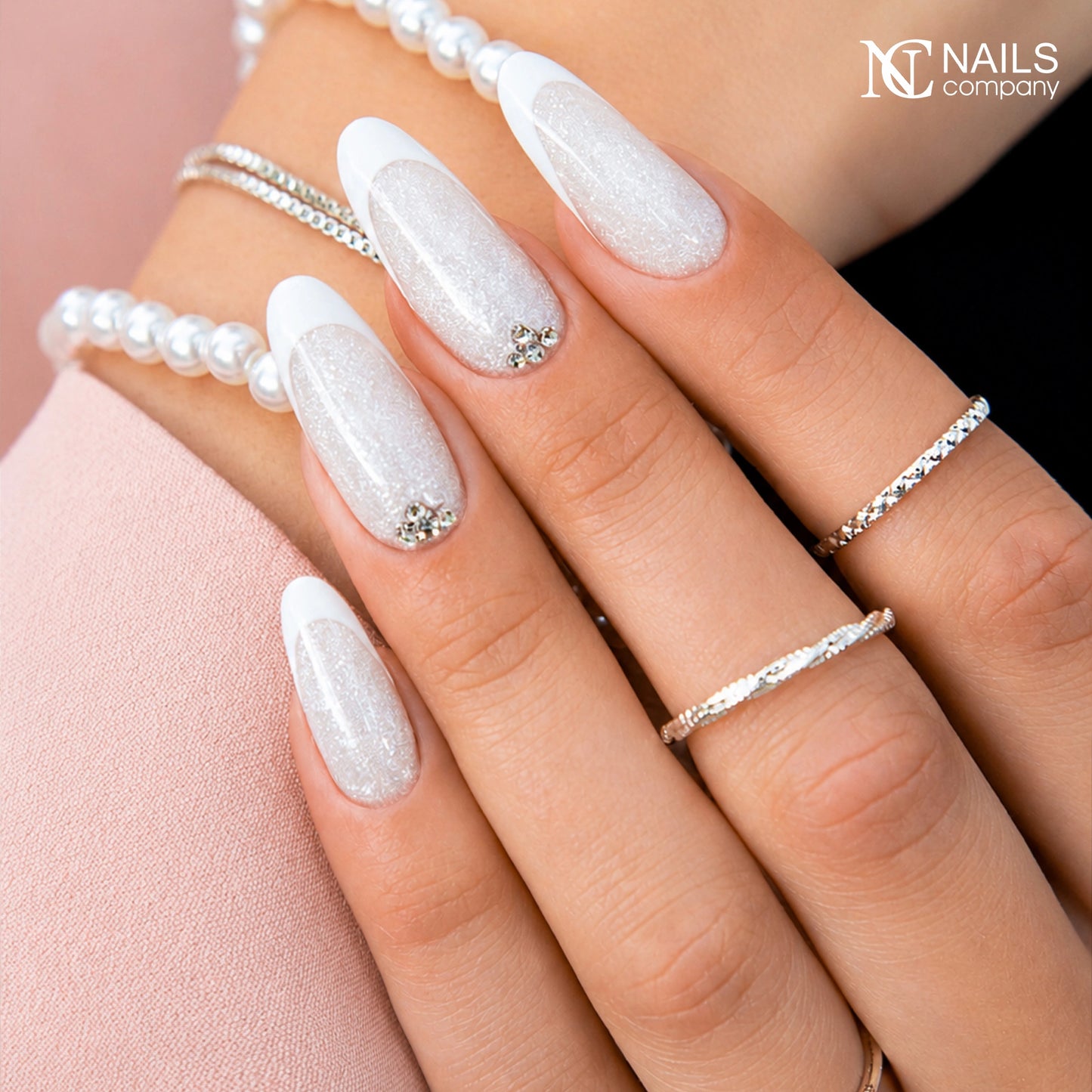 Nail art réalisé avec Pearlisse Gel Frost Pearl Nails Company aux reflets perlés froids.