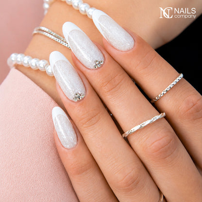Nail art réalisé avec Pearlisse Gel Frost Pearl Nails Company aux reflets perlés froids.