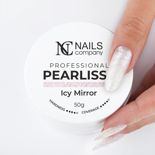 Main tenant le Pearlisse Gel Icy Mirror Nails Company avec pot fermé argent perlé.