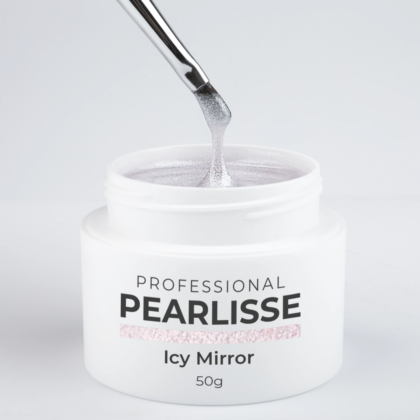 Spatule prélevant le Pearlisse Gel Icy Mirror Nails Company dans le pot ouvert avec texture miroir perlée visible.