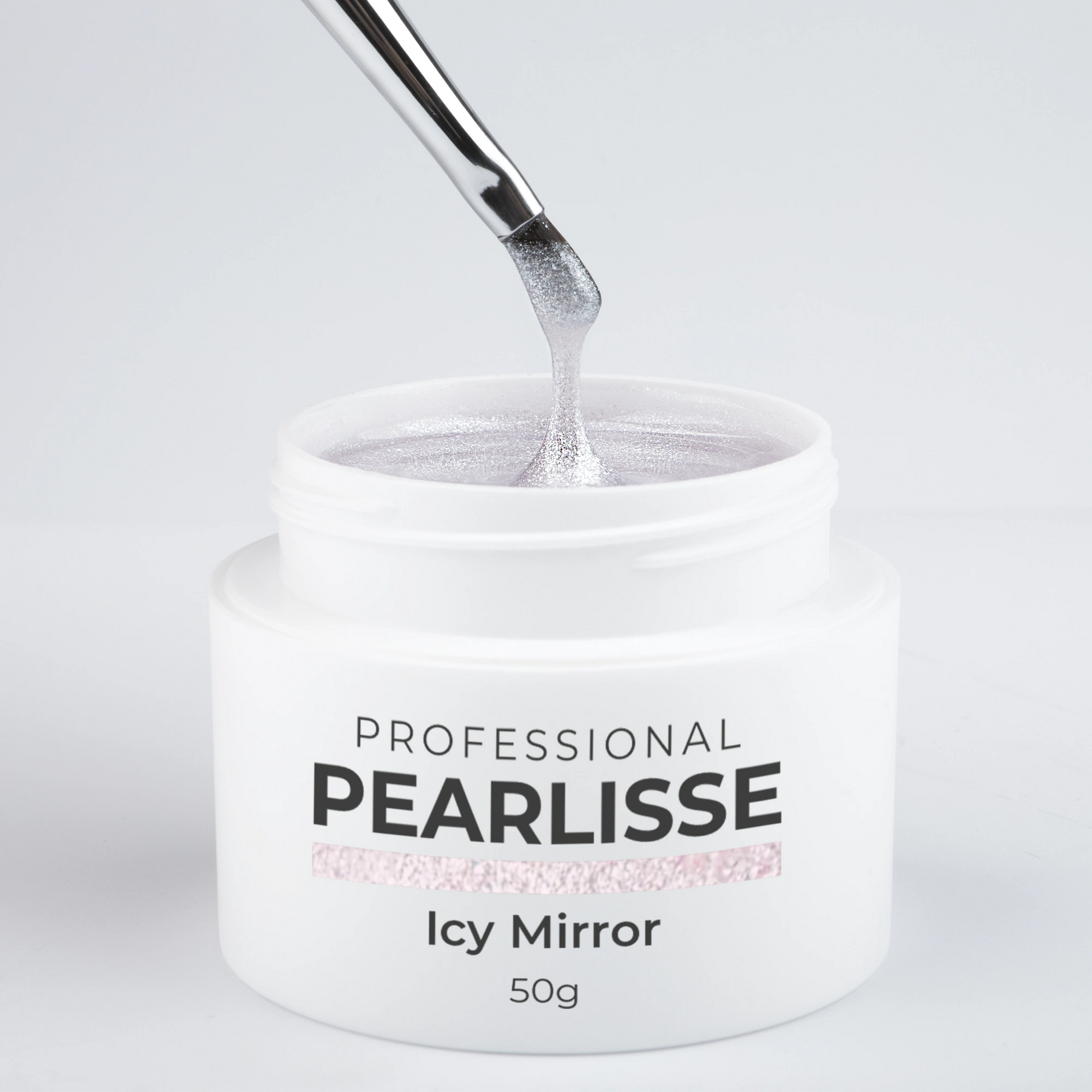 Spatule prélevant le Pearlisse Gel Icy Mirror Nails Company dans le pot ouvert avec texture miroir perlée visible.