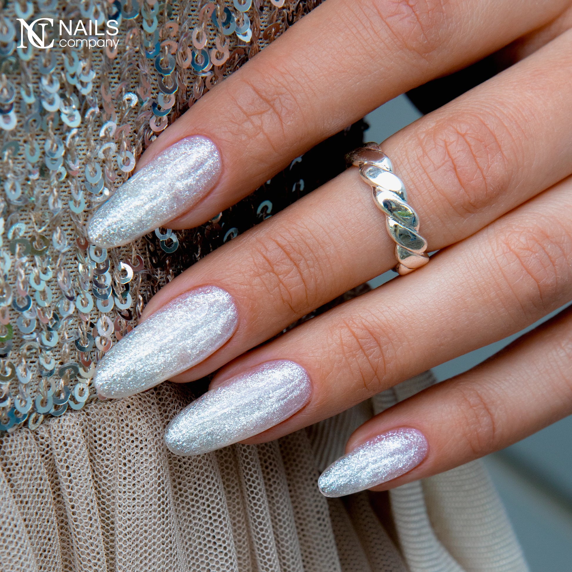 Manucure réalisée avec Pearlisse Gel Icy Mirror Nails Company argent froid perlé.