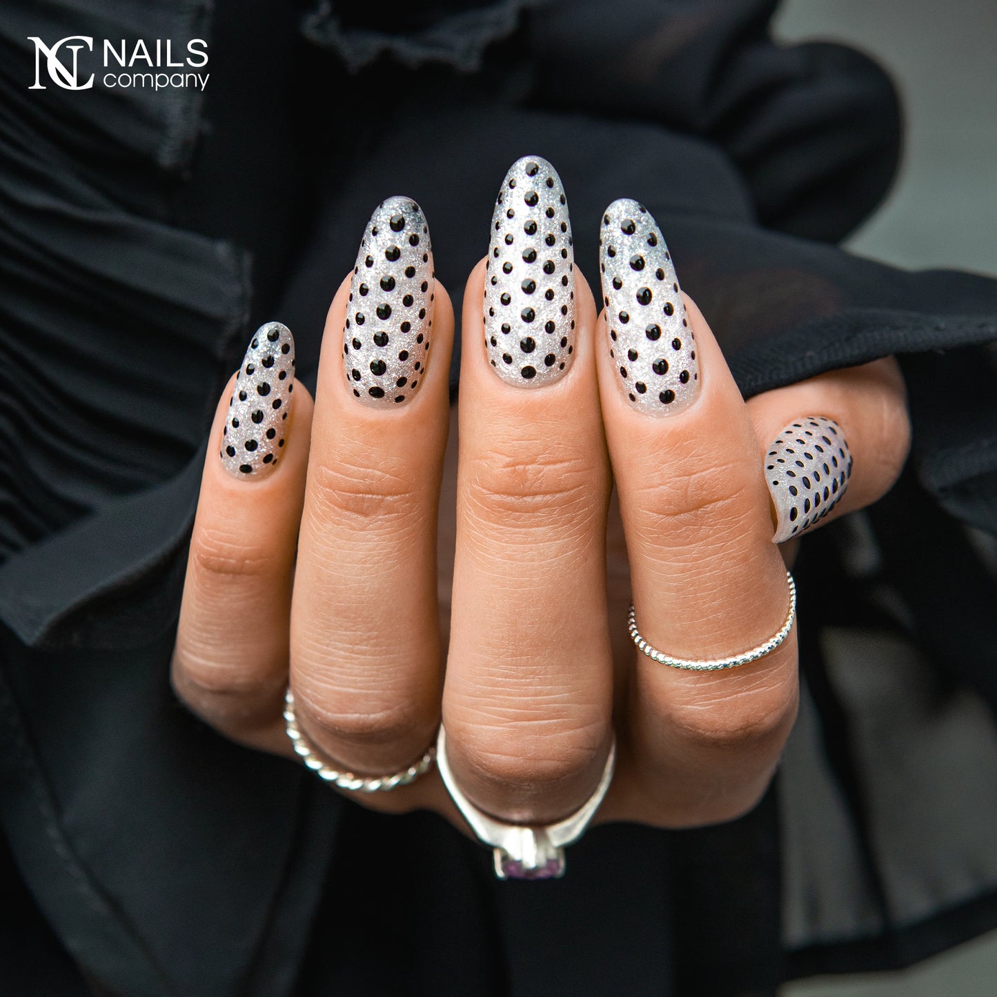Nail art réalisé avec Pearlisse Gel Icy Mirror Nails Company aux reflets argent miroir perlés.