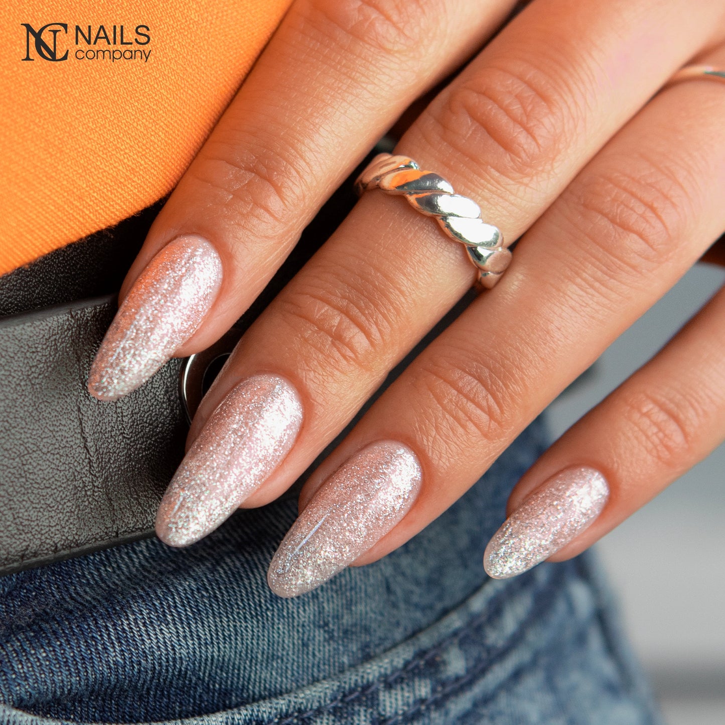 Manucure réalisée avec Pearlisse Gel Peach Aura Nails Company pêche pastel perlé.