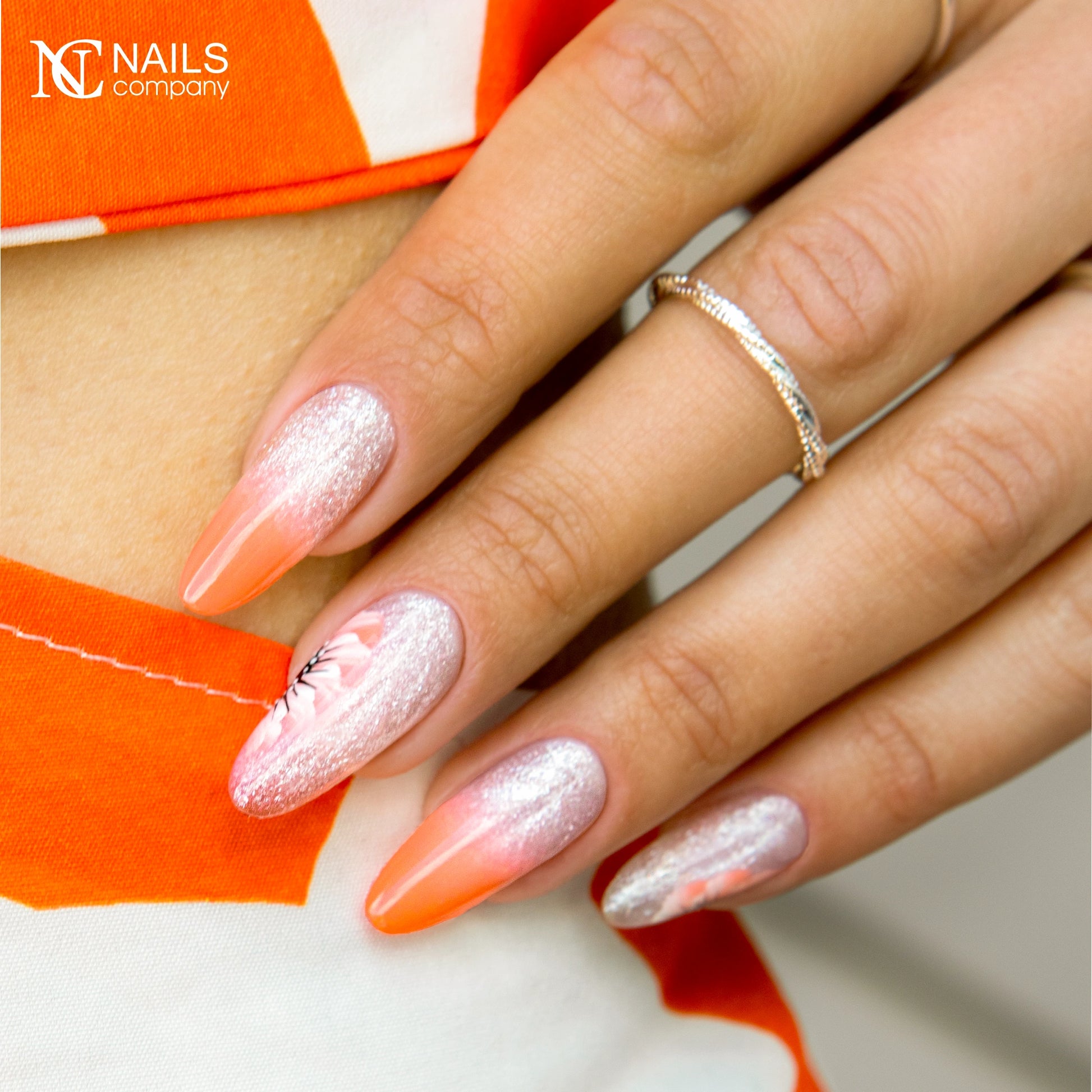 Nail art réalisé avec Pearlisse Gel Peach Aura Nails Company aux reflets pêche perlés.