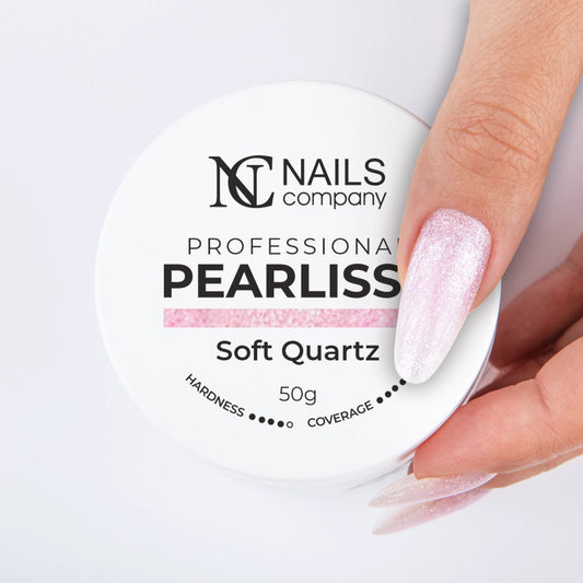 Main tenant le Pearlisse Gel Soft Quartz Nails Company avec pot fermé rose pastel perlé.