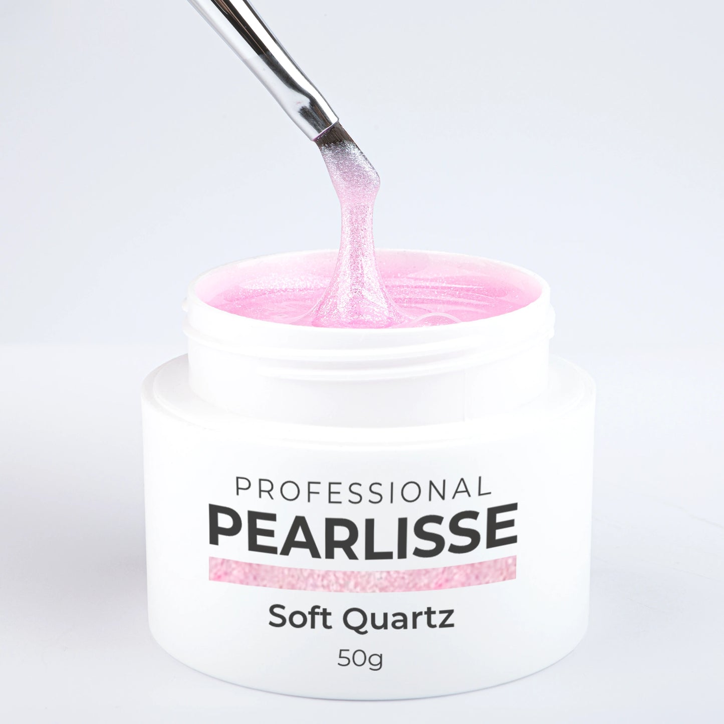 Spatule prélevant le Pearlisse Gel Soft Quartz Nails Company dans le pot ouvert avec texture perlée visible.