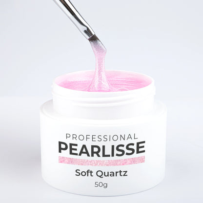 Spatule prélevant le Pearlisse Gel Soft Quartz Nails Company dans le pot ouvert avec texture perlée visible.