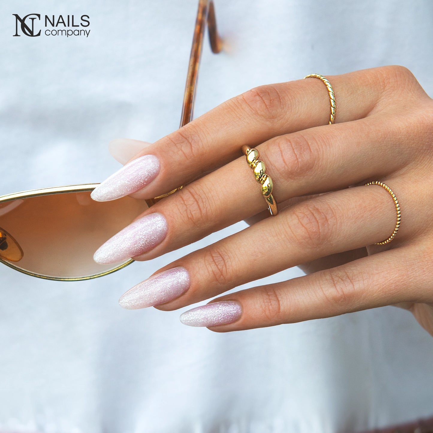 Manucure réalisée avec Pearlisse Gel Soft Quartz Nails Company rose pastel perlé.