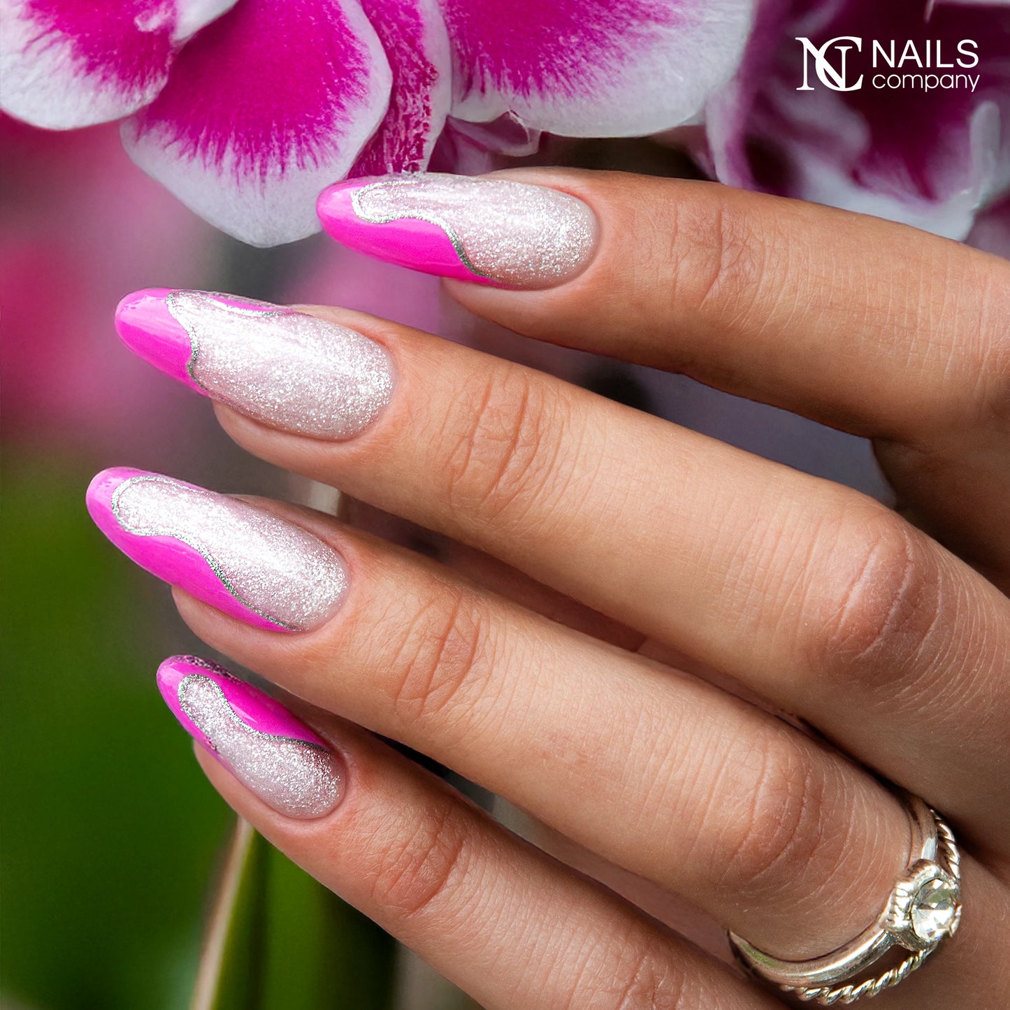 Nail art réalisé avec Pearlisse Gel Soft Quartz Nails Company aux reflets roses perlés.