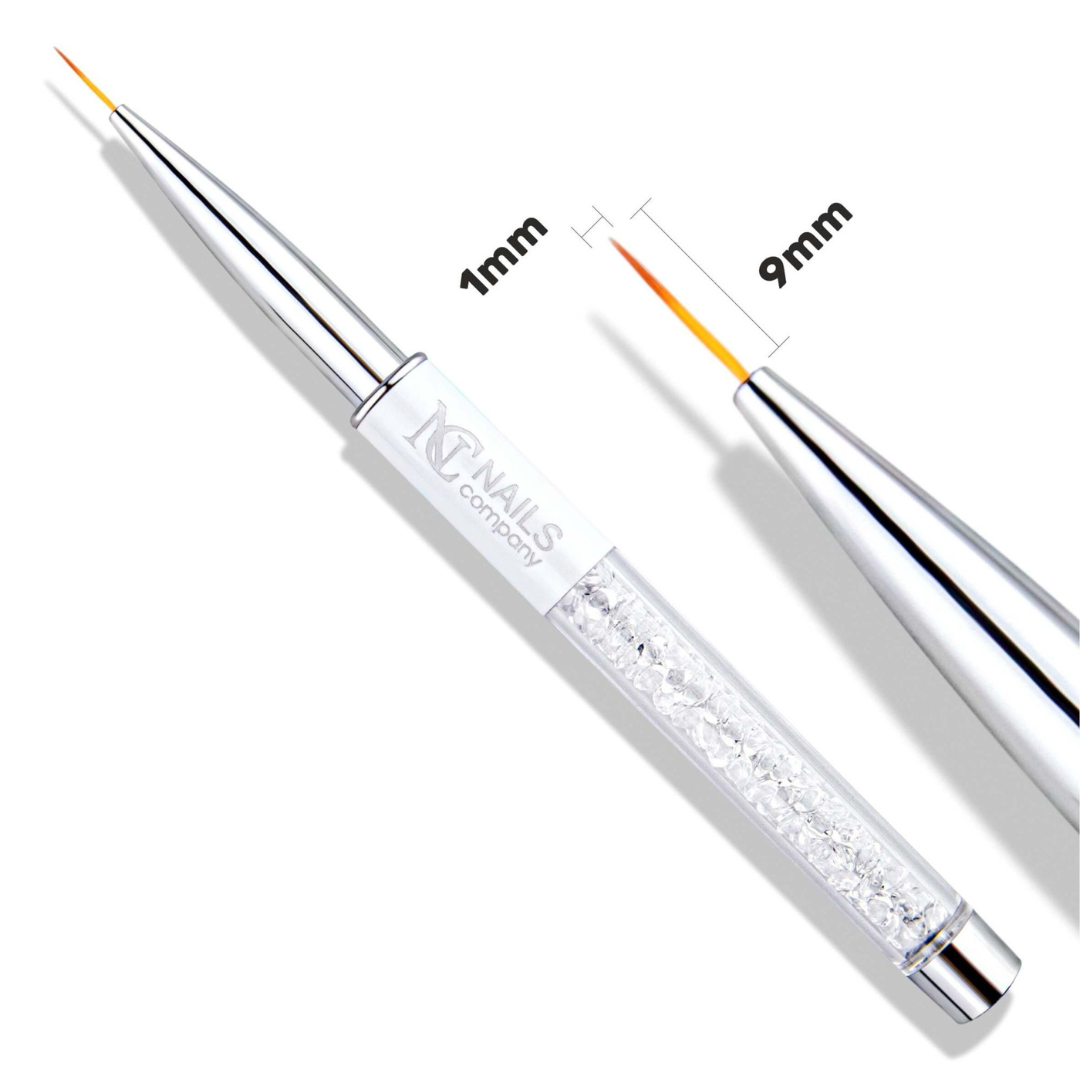Pinceau conique pour nail art avec ses poils en pointe visibles et leur longueur de 9 mm indiquée