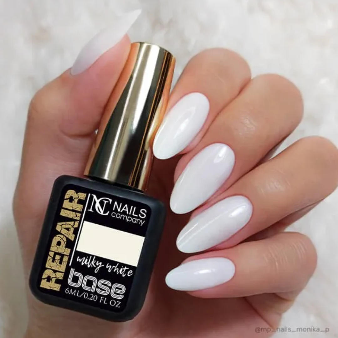 Repair Base Milky White Nails Company tenue en main avec ongles renforcés effet blanc laiteux.