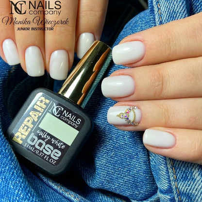 Repair Base Milky White Nails Company tenue en main avec nail art réalisé sur base blanc laiteux.