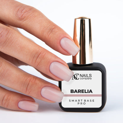 Smart Base Pro Barelia Nails Company tenue en main avec couleur beige froid grisé visible.
