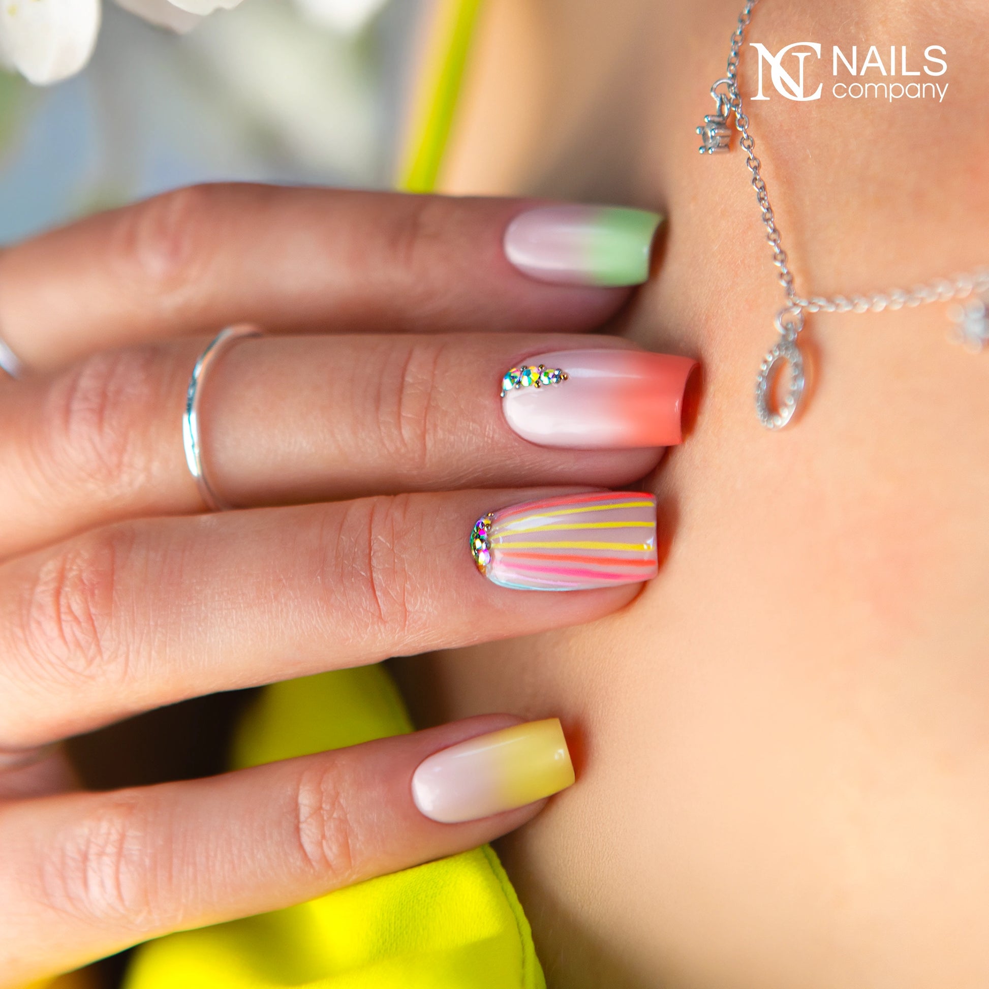 Nail art réalisé sur Smart Base Pro Barelia Nails Company beige froid grisé sur les ongles.