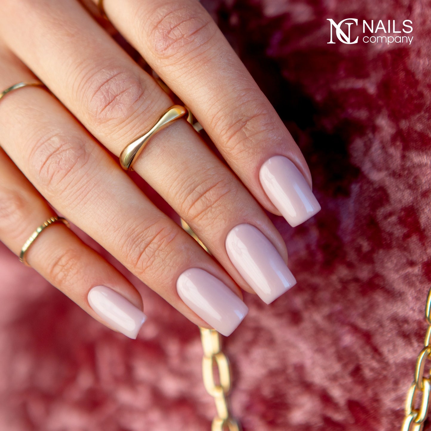 Manucure réalisée avec Smart Base Pro Barelia Nails Company seule pour rendu nude naturel.
