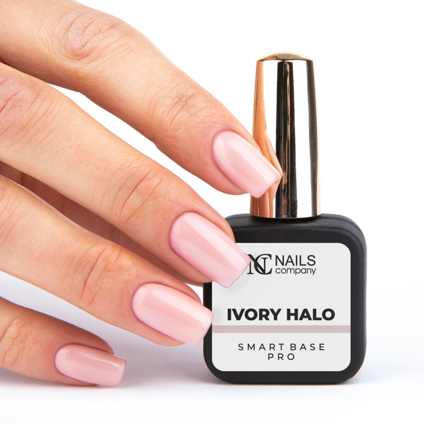 Smart Base Pro Ivory Halo Nails Company tenue en main avec couleur crème rosée visible.
