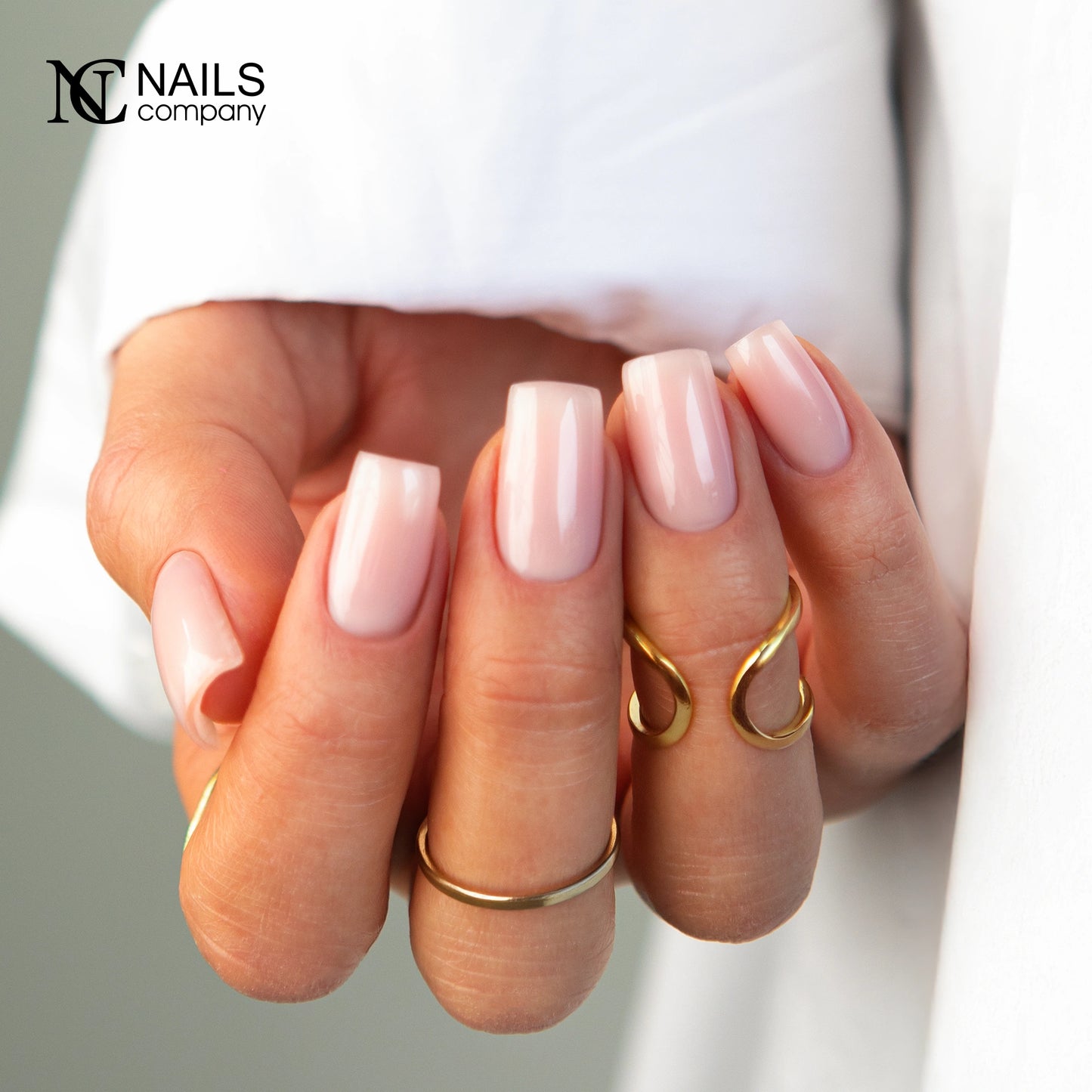 Manucure réalisée avec Smart Base Pro Ivory Halo Nails Company seule pour rendu nude naturel.