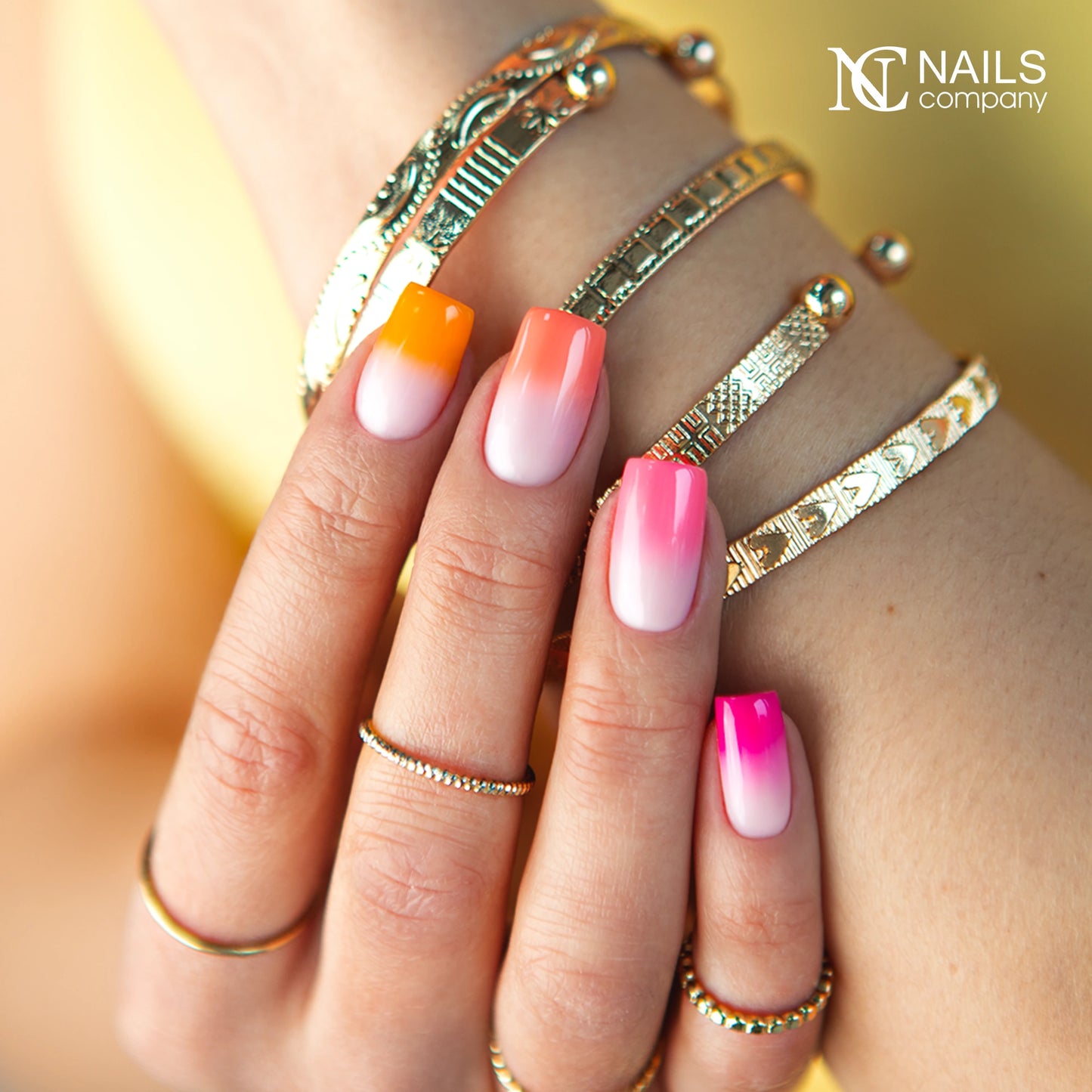 Nail art réalisé sur Smart Base Pro Ivory Halo Nails Company crème rosée claire sur les ongles.