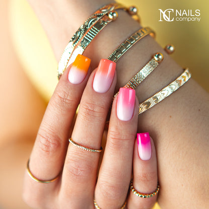 Nail art réalisé sur Smart Base Pro Ivory Halo Nails Company crème rosée claire sur les ongles.