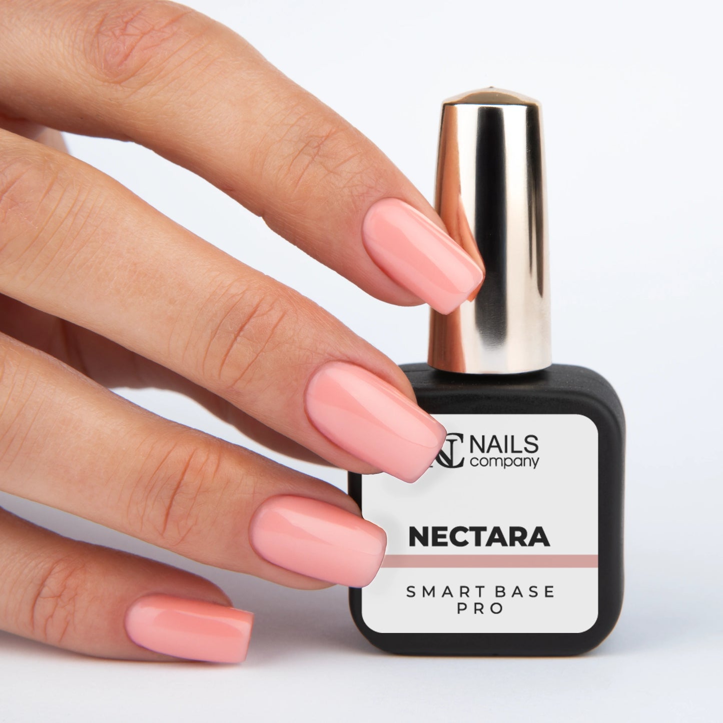 Smart Base Pro Nectara Nails Company tenue en main avec couleur rose poudré beige visible.
