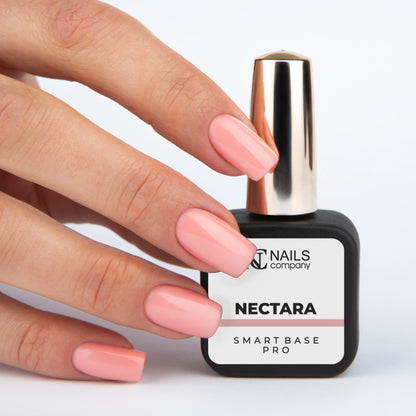 Smart Base Pro Nectara Nails Company tenue en main avec couleur rose poudré beige visible.