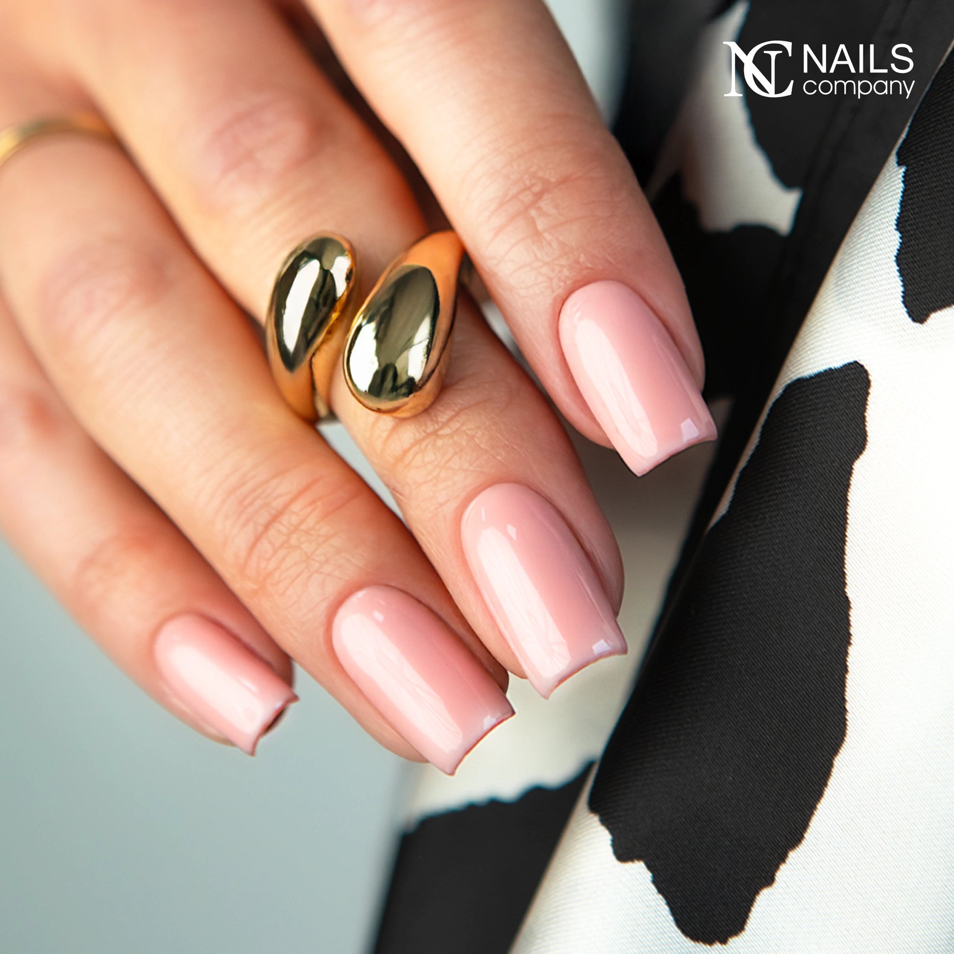 Manucure réalisée avec Smart Base Pro Nectara Nails Company seule pour rendu nude naturel.