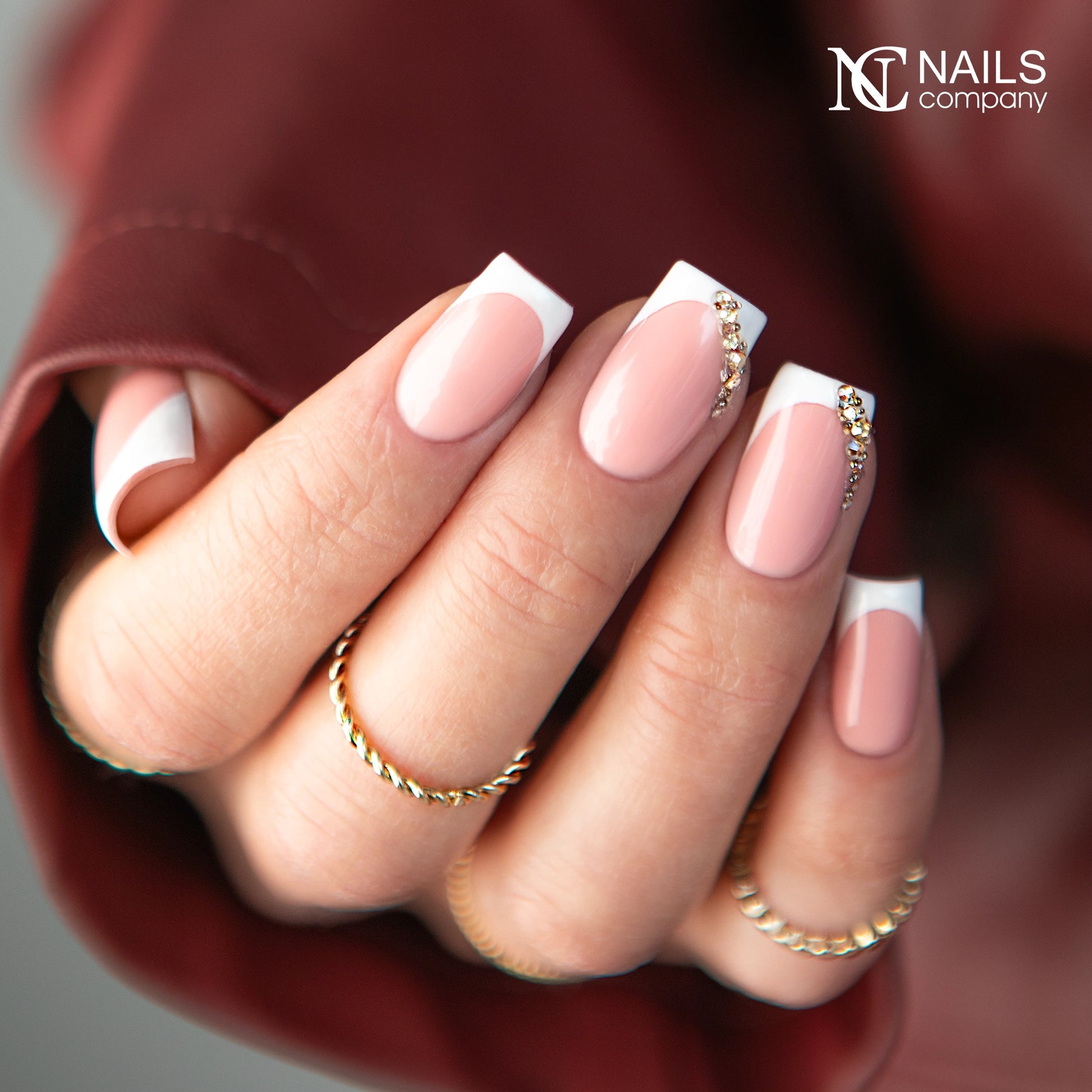 Nail art réalisé sur Smart Base Pro Nectara Nails Company rose poudré beige sur les ongles.