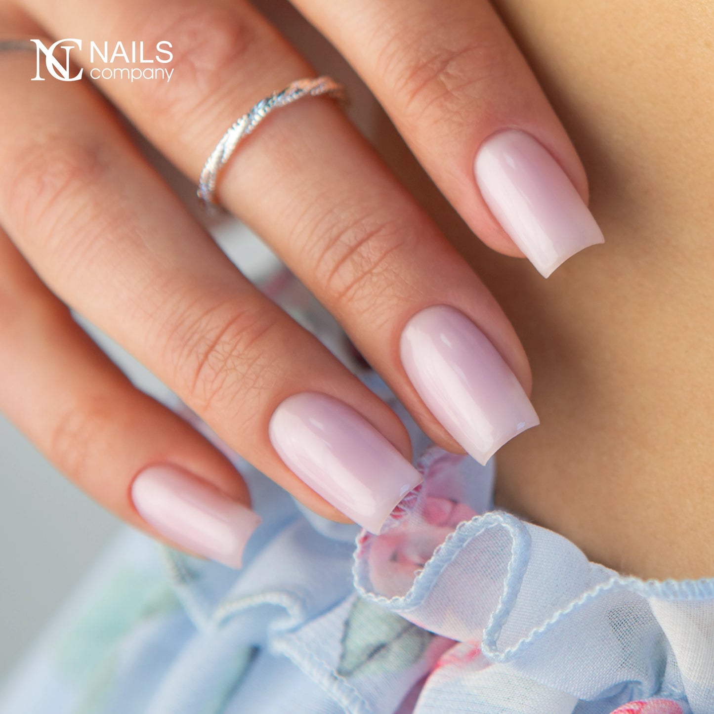 Manucure réalisée avec Smart Base Pro Pink Affair Nails Company seule pour rendu nude naturel.