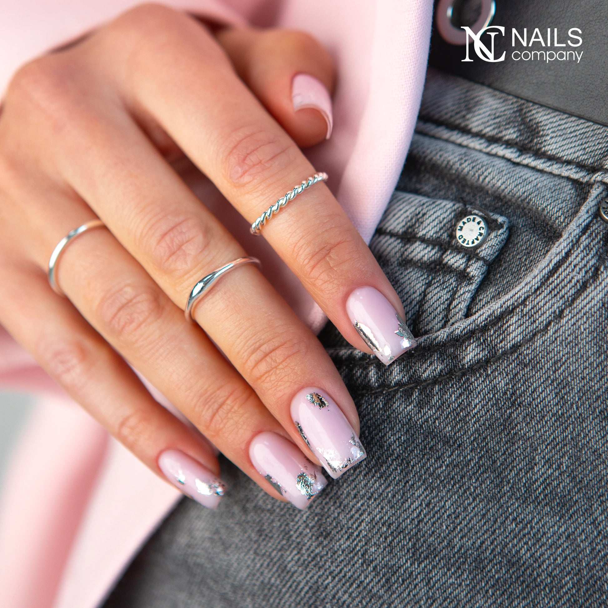Nail art réalisé sur Smart Base Pro Pink Affair Nails Company rose froid lavande sur les ongles.