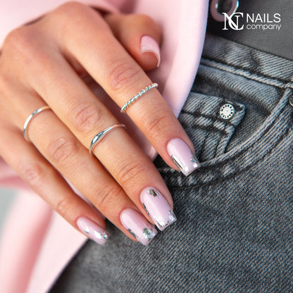 Nail art réalisé sur Smart Base Pro Pink Affair Nails Company rose froid lavande sur les ongles.