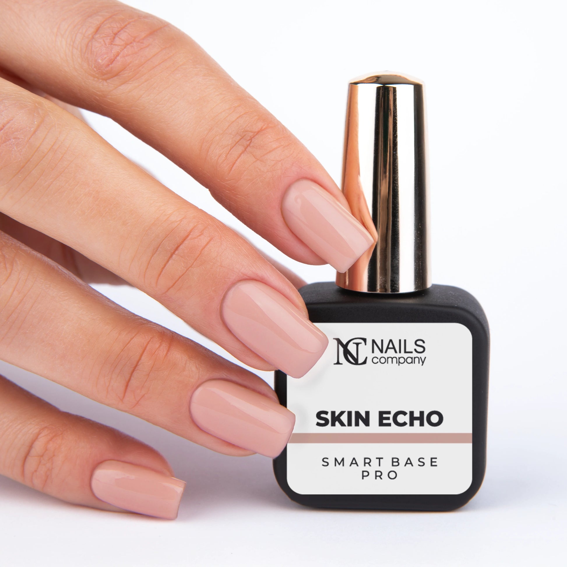 Smart Base Pro Skin Echo Nails Company tenue en main avec couleur nude beige rosé visible.