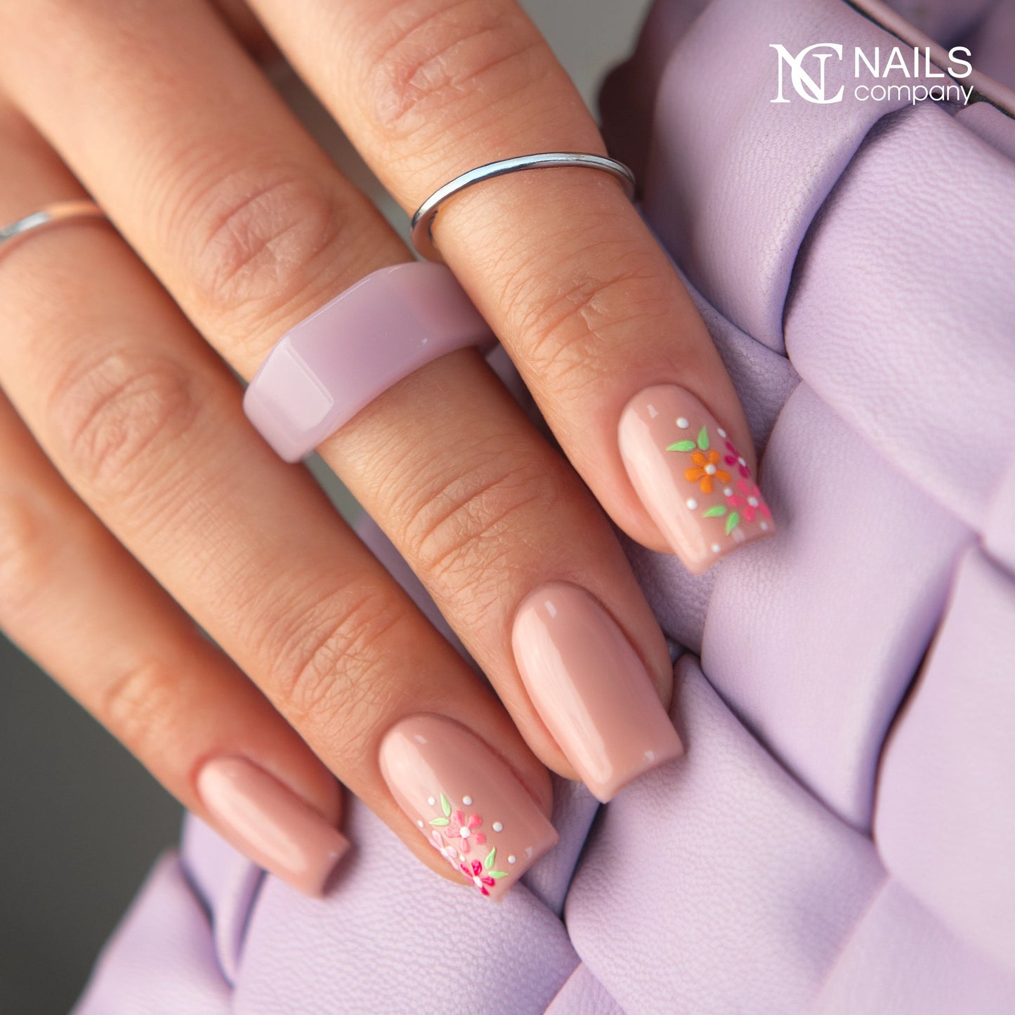 Nail art réalisé sur Smart Base Pro Skin Echo Nails Company nude beige rosé sur les ongles.